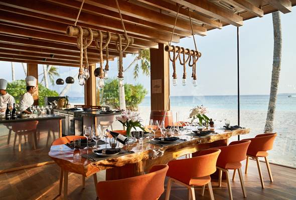 Maldives Hot Deal - The Amazing Siyam World Maldives Easter 2026 Offer 4 494793050 10164781627494688 4368619072189164189 n Louise and Scott at Hays Travel