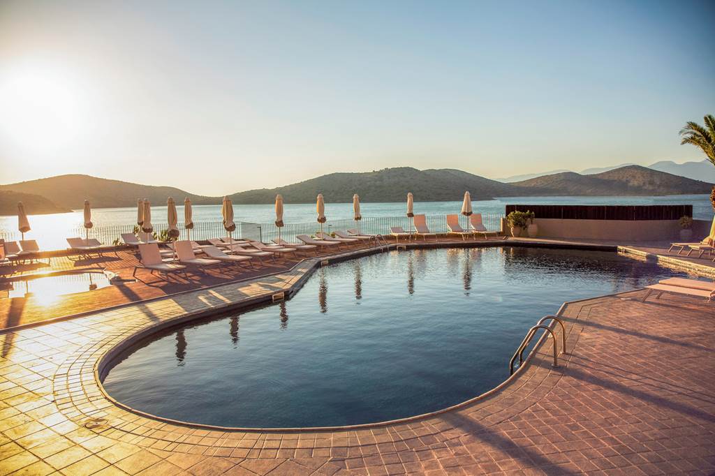 Discover why booking Jet2 Holidays through Louise & Scott at Hays Travel is the savvy traveller's choice. 6 HER 81650 Domes Aulus Elounda 0922 01 Louise and Scott at Hays Travel