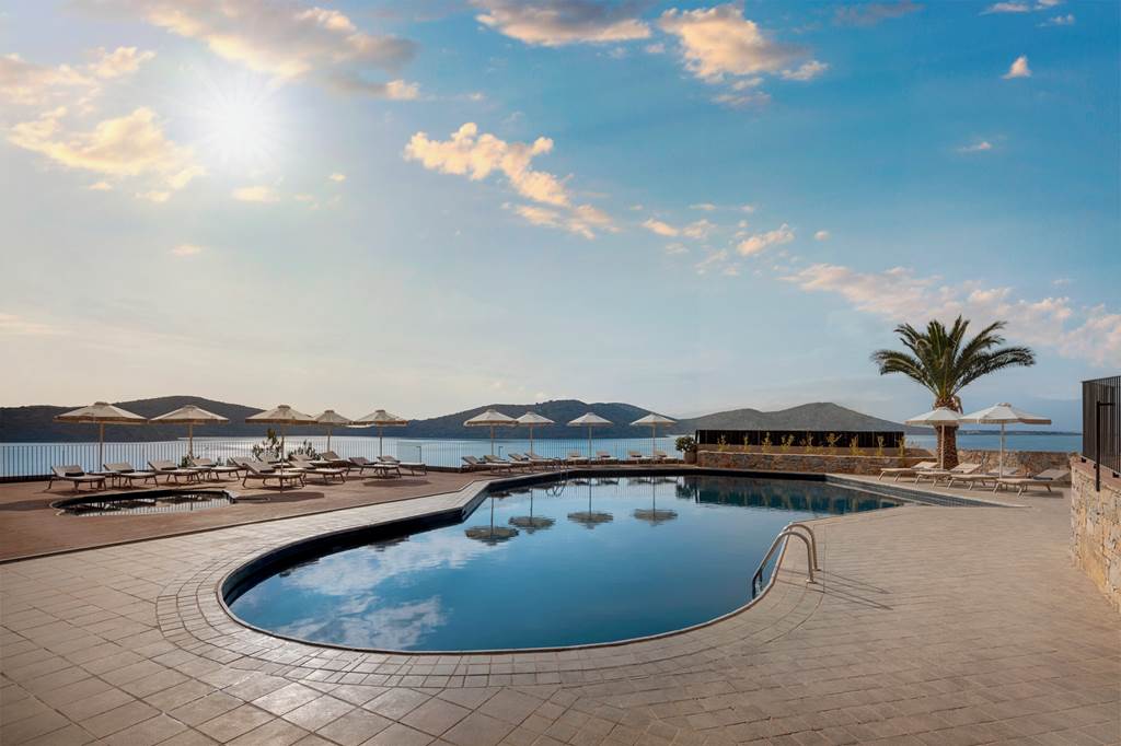 Discover why booking Jet2 Holidays through Louise & Scott at Hays Travel is the savvy traveller's choice. 7 HER 81650 Domes Aulus Elounda Curio Collection by Hilton 0124 36 Louise and Scott at Hays Travel