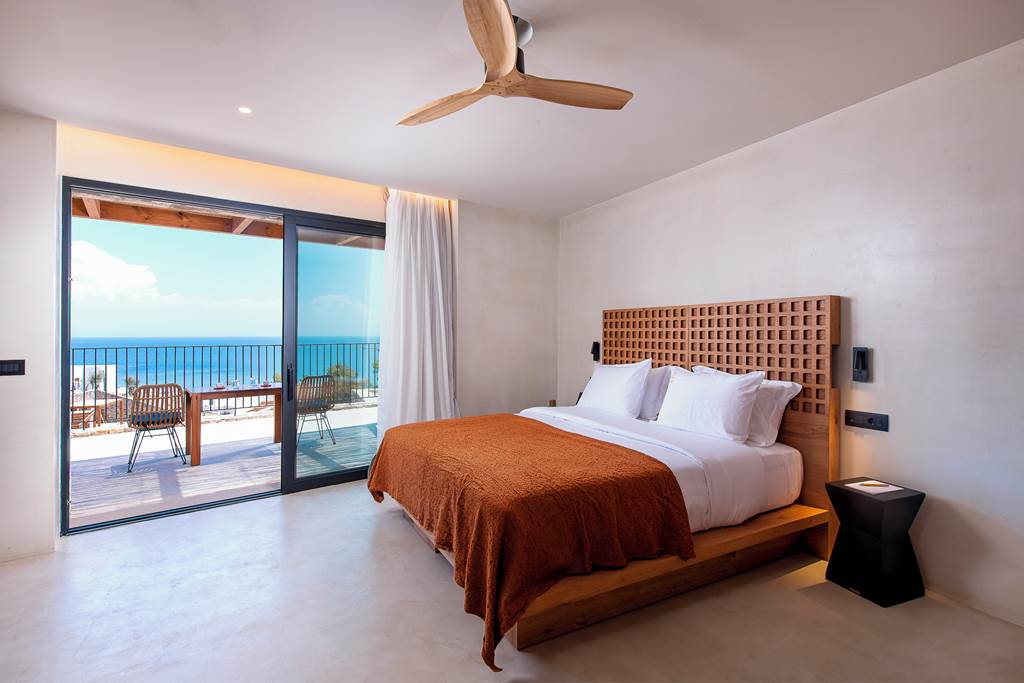 Jet2 Holidays Beautiful KOIA All Suite Wellbeing Resort Agios Fokas, Kos from £1,207 17 KGS 84325 KOIA All Suite Wellbeing Resort 1123 02 Louise and Scott at Hays Travel
