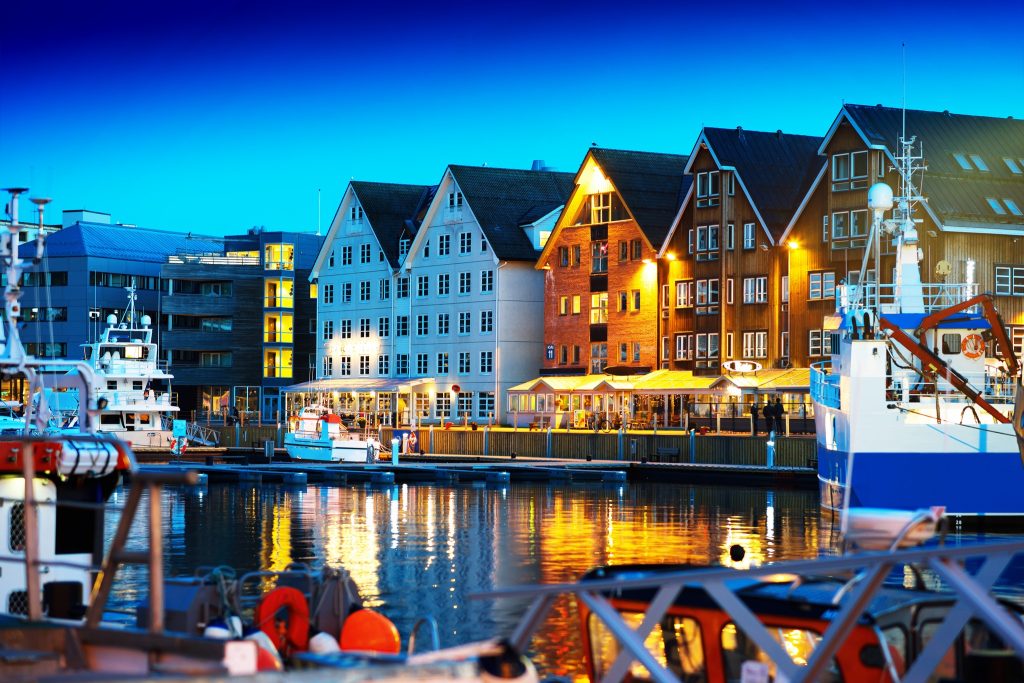 Queen Victoria : In Search of the Amazing Northern Lights on Cunard from £1325pp 11 506621278 1138527134978185 2375665147626753990 n Louise and Scott at Hays Travel