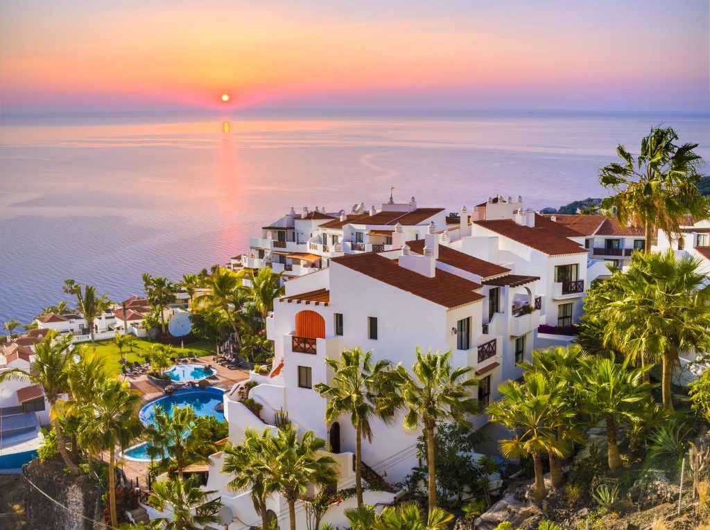 Queen Anne May 2027 to January 2028 Now on Sale! ⚓ 7 508228757 1231835005398886 3761498433077593678 n Louise and Scott at Hays Travel