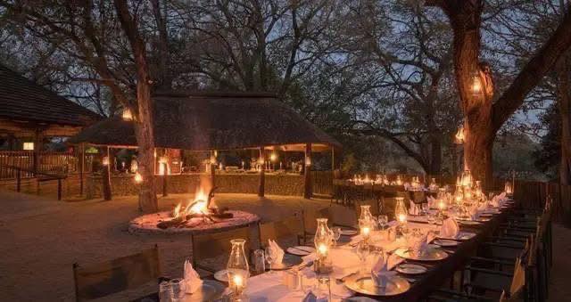 518273553 730528086602745 4137743682139190978 n Louise and Scott at Hays Travel