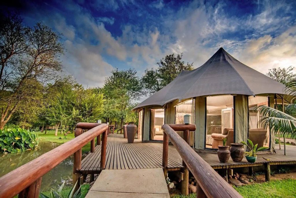 518298937 730530946602459 7626273372271153491 n Louise and Scott at Hays Travel