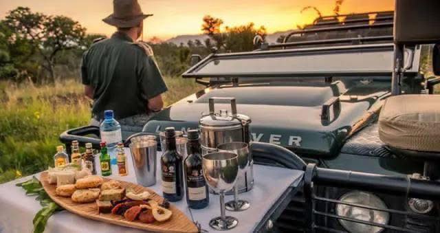 Botswana: Best of Desert & Delta Safari! 3 518336276 730528139936073 120408281090484602 n 1 Louise and Scott at Hays Travel