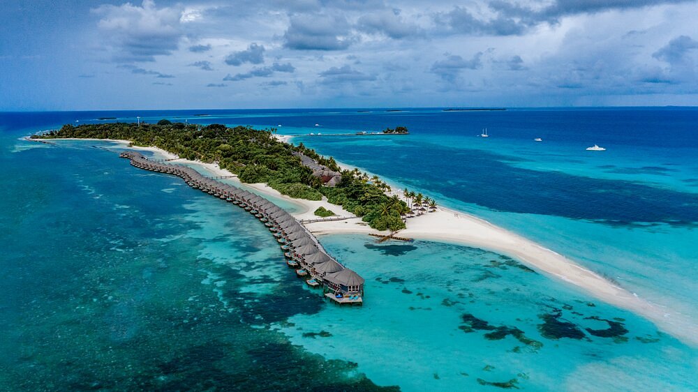 areal of kuredu with 1 Louise and Scott at Hays Travel