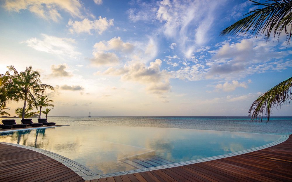 sangu resort pool Louise and Scott at Hays Travel