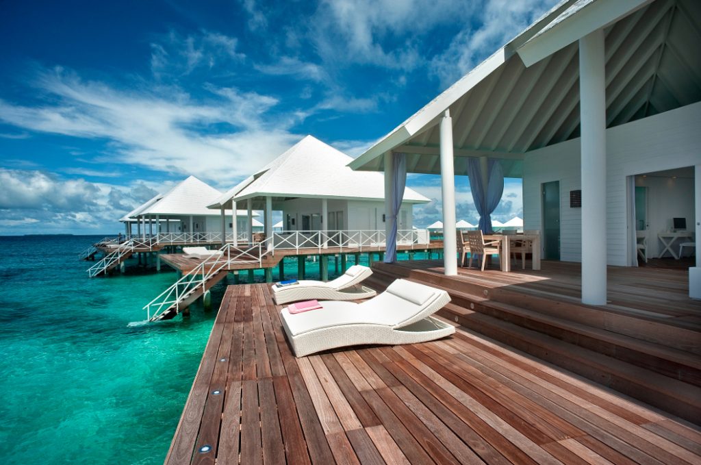 thudufushi img home 2 Louise and Scott at Hays Travel
