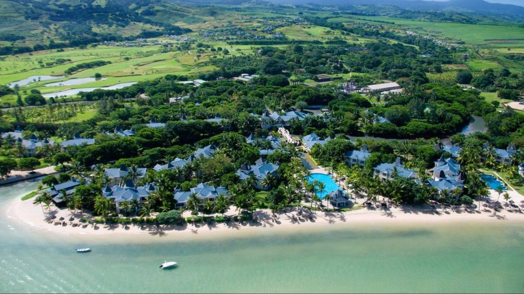 528745897 748677901217568 5743486642153980380 n Louise and Scott at Hays Travel