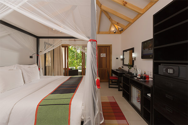 Garden Room 6 600x400 1 Louise and Scott at Hays Travel
