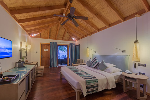 Jacuzzi Beach Villa 1 600x400 2 Louise and Scott at Hays Travel