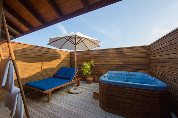 Jacuzzi Water Villa 5 600x400 1 Louise and Scott at Hays Travel
