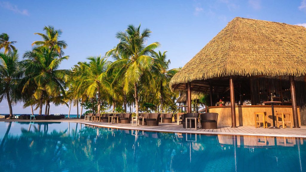 KUR Pool bar 1600x900 1 Louise and Scott at Hays Travel