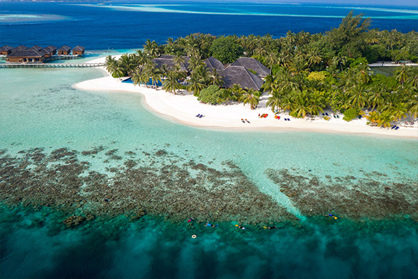 Vilamendhoo Aerial 1 600x400 1 Louise and Scott at Hays Travel