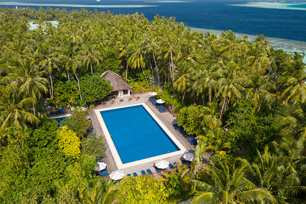 Vilamendhoo Island 1 600x400 1 Louise and Scott at Hays Travel