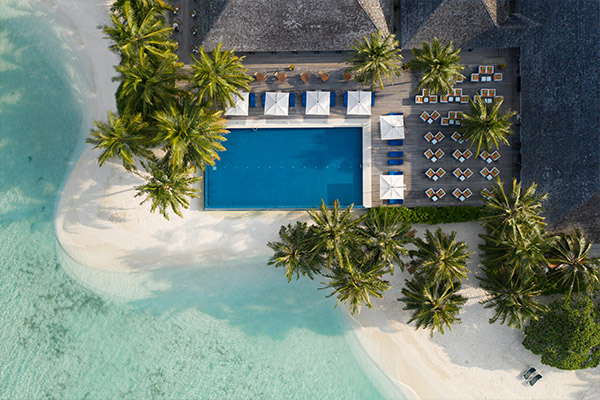 Vilamendhoo Island 2 600x400 1 Louise and Scott at Hays Travel