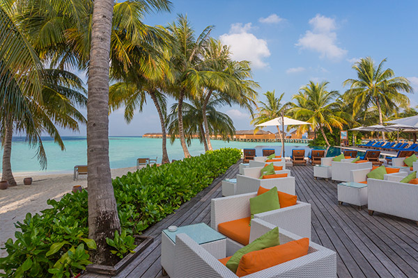 Vilamendhoo Island 3 600x400 1 Louise and Scott at Hays Travel