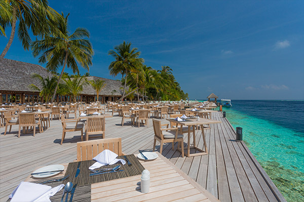 Vilamendhoo Island 6 600x400 1 Louise and Scott at Hays Travel