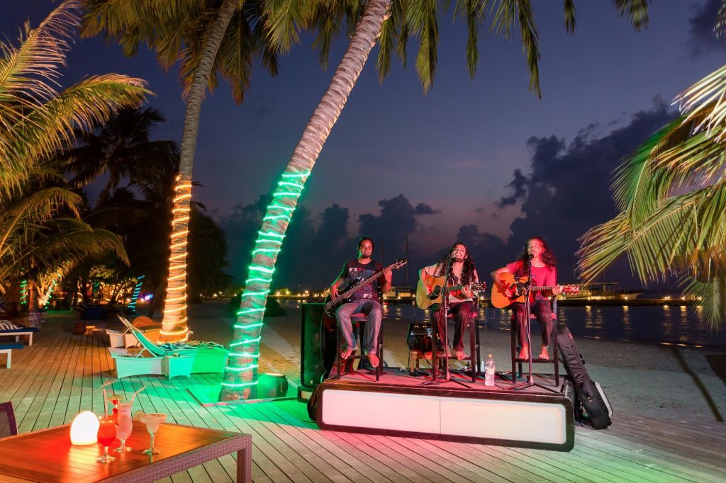 live music chill out Louise and Scott at Hays Travel