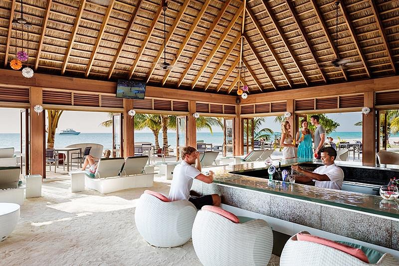 meeru dhoni bar interior Louise and Scott at Hays Travel