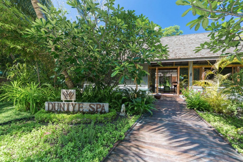 meeru duniye spa land Louise and Scott at Hays Travel